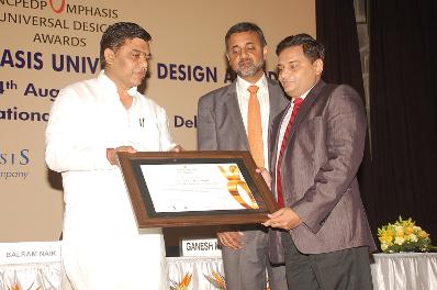 Dr Singh receiving NCPEDP MphasiS Universal Design Award 2013 by minister
